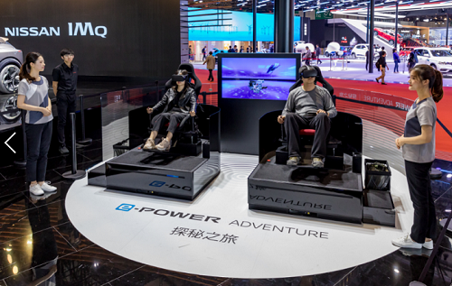 500-參觀者通過VR設備體驗e-POWER智充電動技術.png
